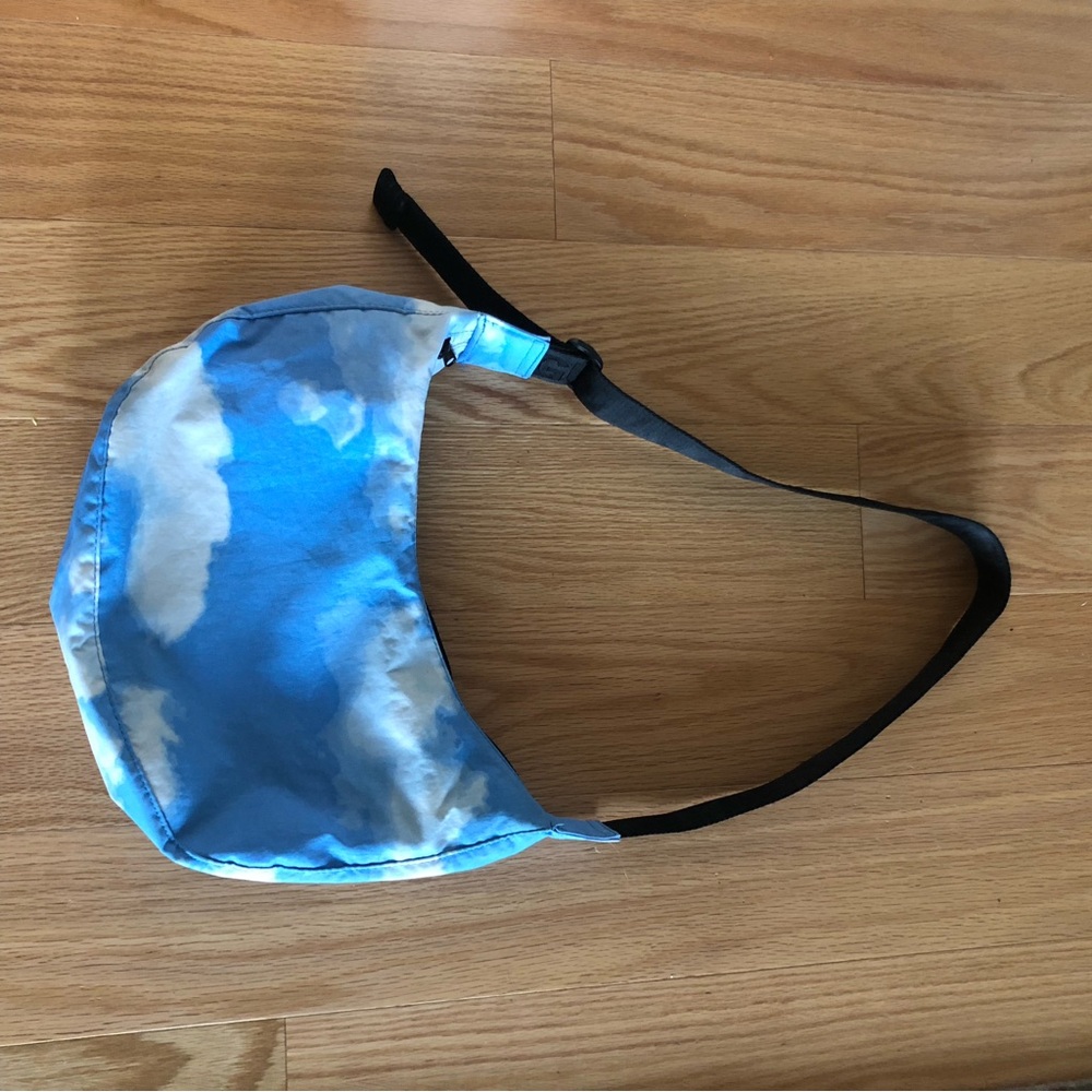 Baggu medium crescent cloud bag. EUC. Only used twice.